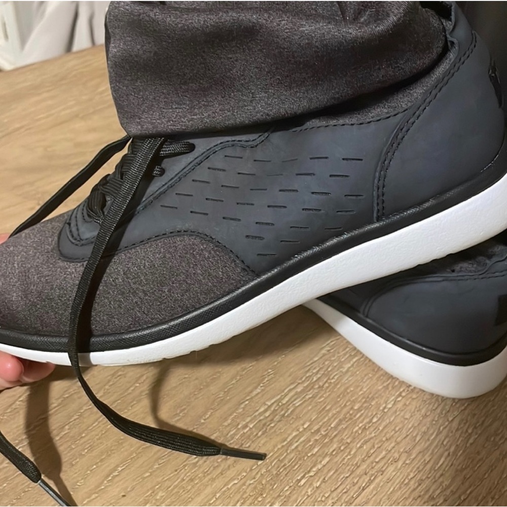 UGG women’s sneakers, size: 6.5